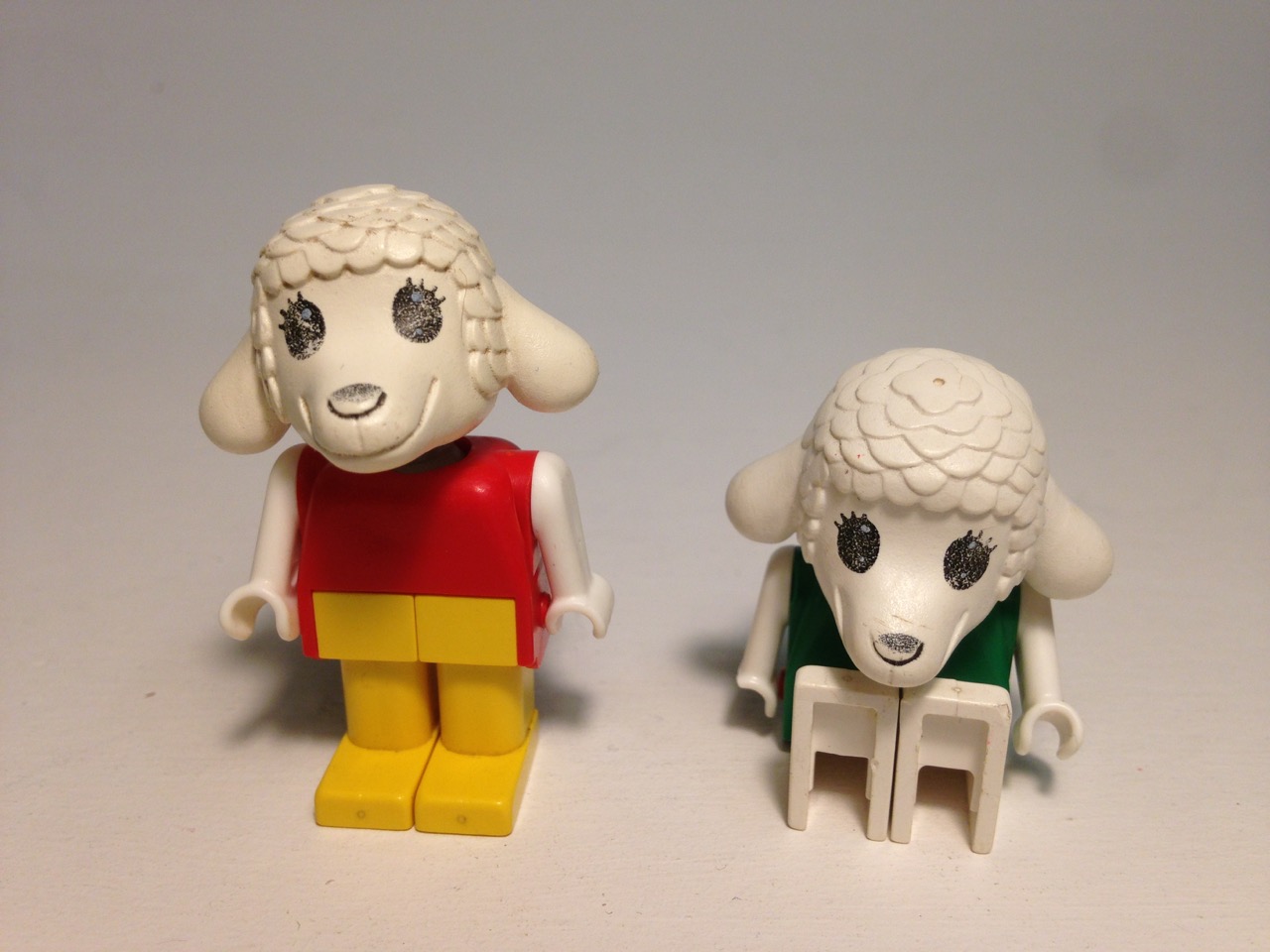 LE019 LEGO 2x FABULAND SHEEP/LAMB FIGURES